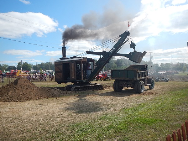 2017 Steam Shovel in action at the Steam Threshers Reunion