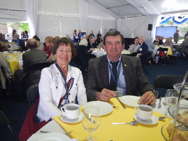2017 Brian
        & Kathy enjoy lunch in the tent beside Convocation Hall
        UofT