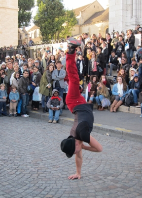2013 France Paris A
      performer in front of the Church
